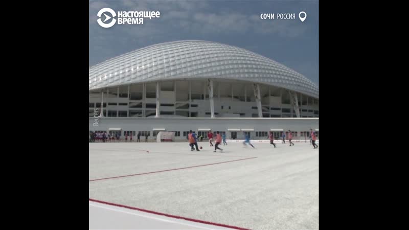 В сочи футбольное поле застелили газоном из пластиковых стаканов