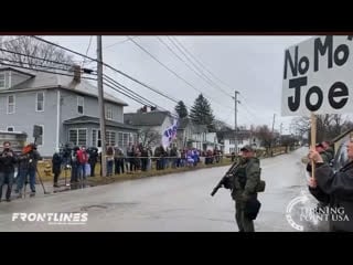 Местные жители скандировали “больше никакого джо”, ожидая прибытия трампа в восточную палестину