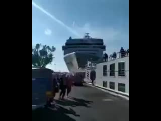 Cruise ship losing control approaching the pier in venice the collision happen ( 600 x 480 ) mp4