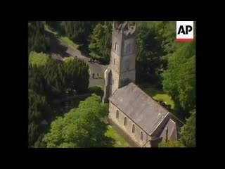 Sir paul mccartney weds heather mills june 11, 2002