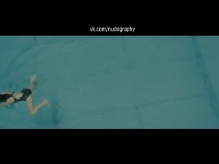 Энн хэтэуэй (anne hathaway) плавает в фильме "один день" (one day, 2011, лоне шерфиг)