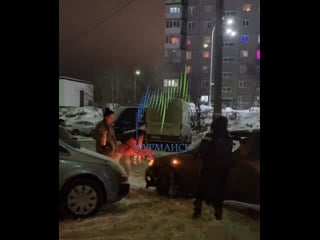 Две девушки толкают такси