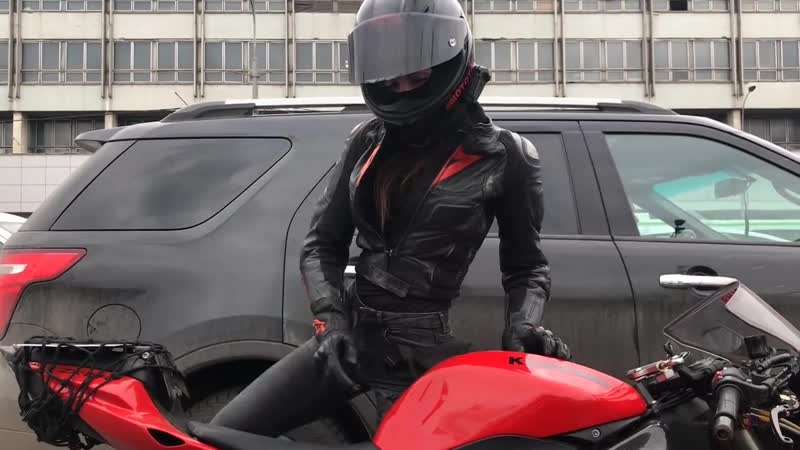 Мотоциклистка отжигает в пробке