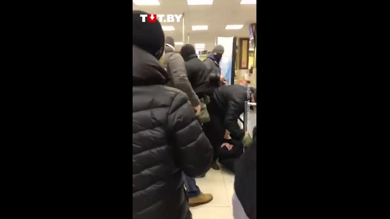 Лукашенковские бандиты ворвались в магазин в минске