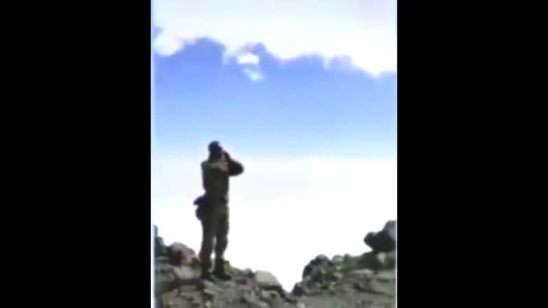 Азербайджанские воины водружают флаг над освобождённой территорией первый азан спустя 30 лет