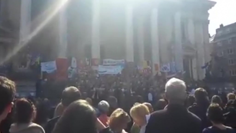 В центре брюсселя тысячный хор спел в память о жертвах терактов