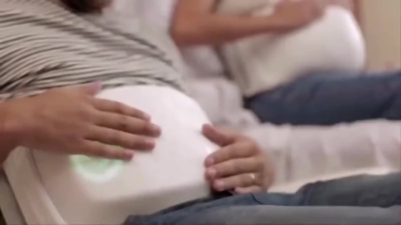 Отцам дали почувствовать как пинается их ребенок в молодые у мамы