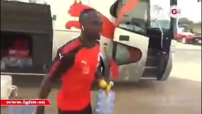 Sadio mane helps offload items from team bus
