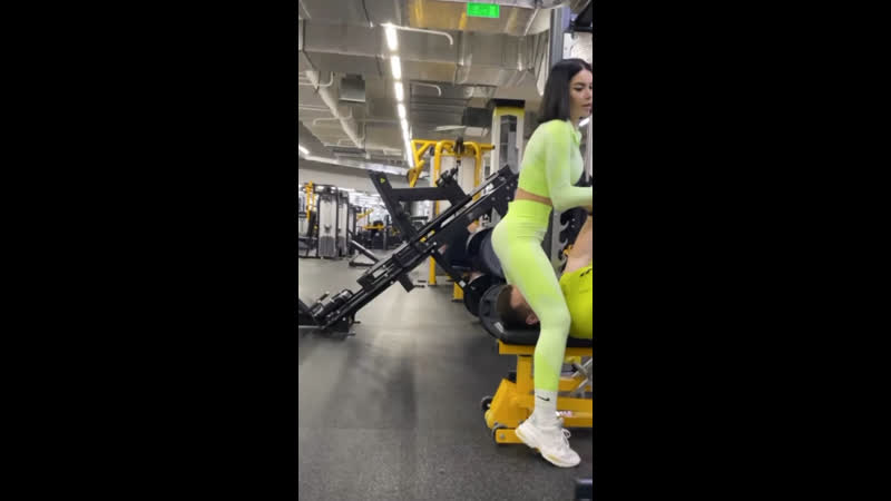 Чуть штангой не придавило😅