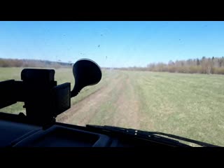 К любимой лужи летит