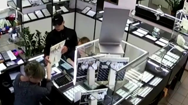 Вынес porn video – Наглый воришка вынес два стенда с украшениями из магазина в карелии