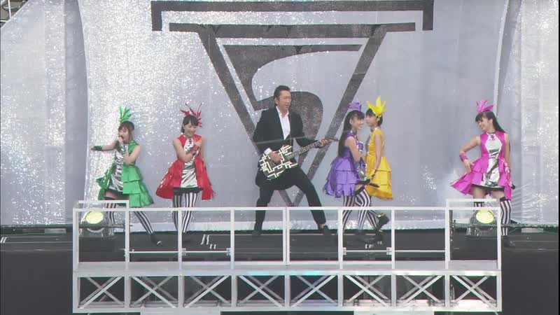 Momoiro clover z push with tomoyasu hotei (world summer dive 2013)