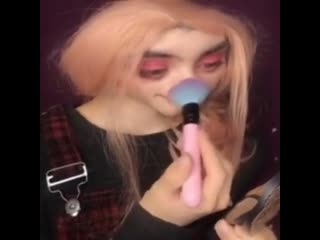 Девушка смешно скукожилась