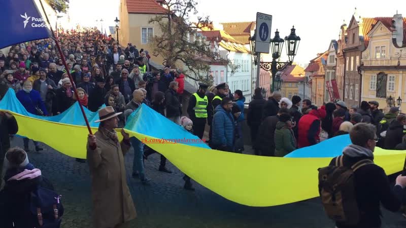 У празі до дня оксамитової революції розгорнули прапор україни