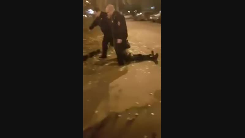 Охранники больницы бсмп протащили пациента по земле и бросили на морозе