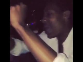 Steven yeun, tyler james williams, alanna masterson e nina dobrev cantando e dançando para ms jackson