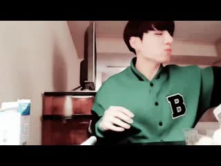 Remember when jungkook was on vlive and his dad texted him and he immediately shoved the c