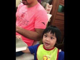 Мэнни пакьяо со своим сыном израэлем,который просит папу лючить видюху