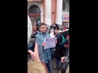 Один против протестного стада