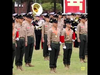 Hoon fancam (получает награду в трен центре)