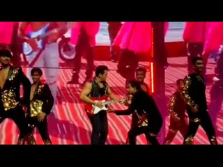 We just cant stop ourselves from clapping and whistling as @beingsalmankhan performs on iconic song ohohjanejaana !! just look a