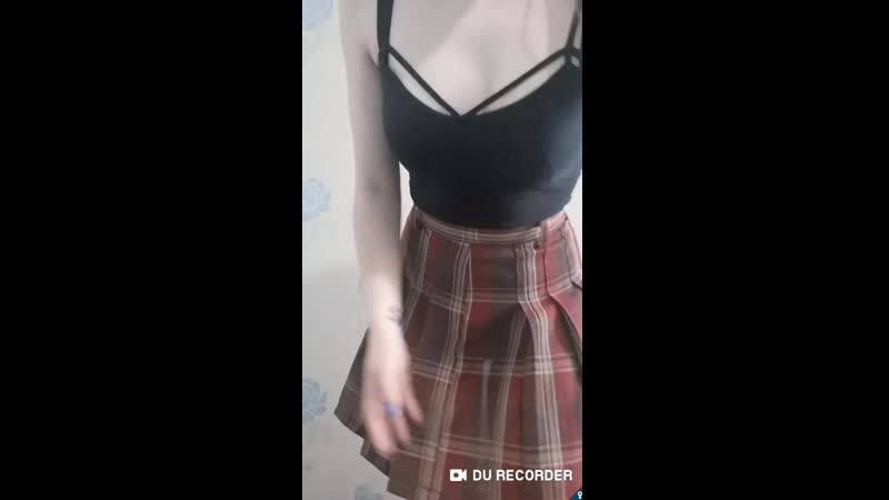 подняла юбку на улице Подняла юбку для зрителей watch online