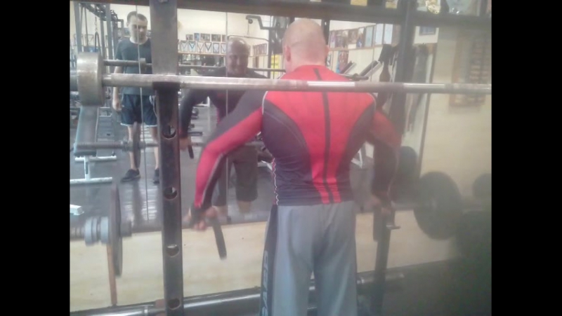 Протяжки штангой широким хватом