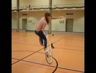 Шикарное выполнение трюков на велосипеде