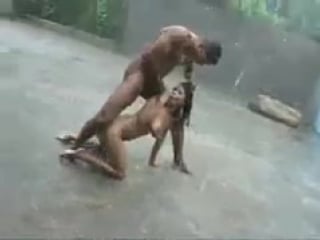 Video follando bajo la lluvia