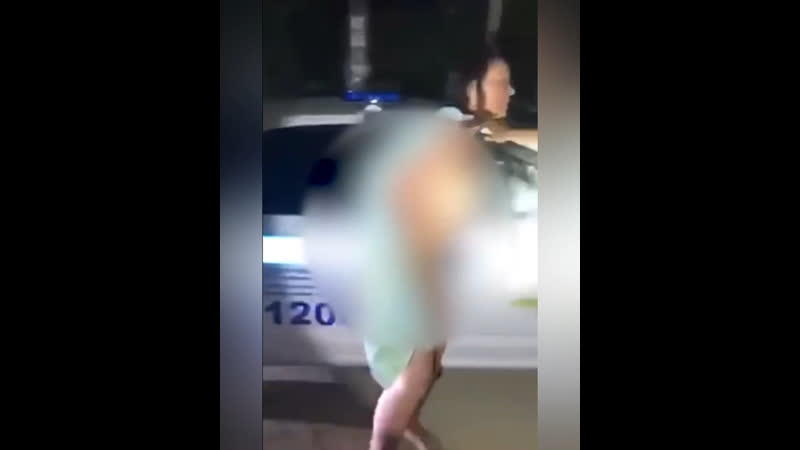 В крыму пьяная голая москвичка с боем пыталась пробиться к своему бывшему мужу (задержанного за вождение в нетрезвом виде)