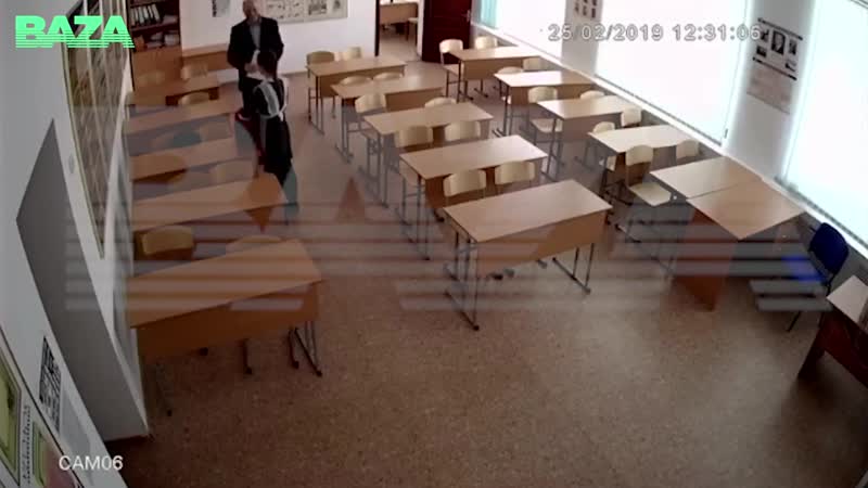 Учитель обнимает ученицу в школе башкирии