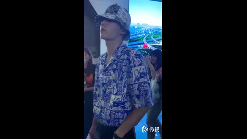100819 oner's ling chao fancam @ beijing > suzhou (suzhou arrival)