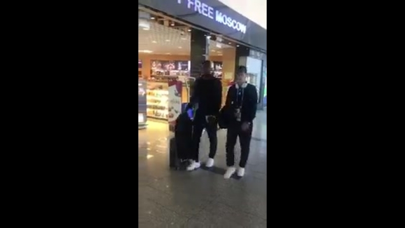 Mesut özil und antonio rüdiger auf dem weg zum flieger dfb goinghome