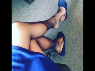 В синих балетках