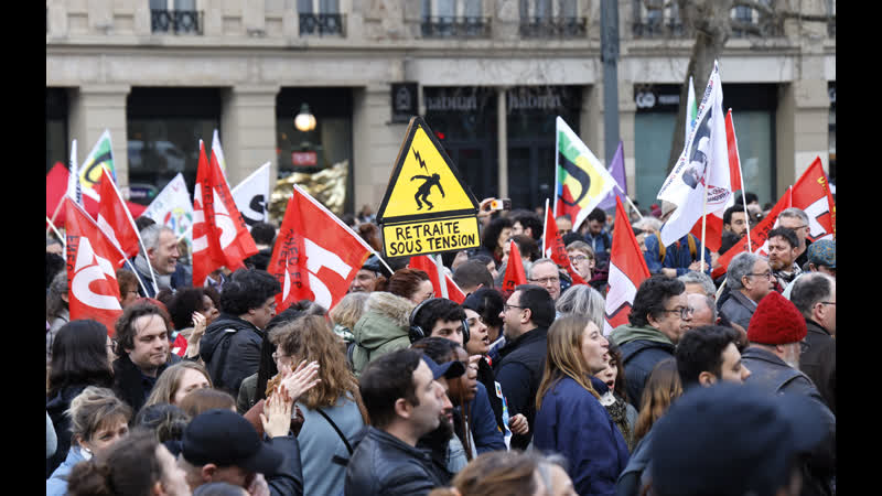 Live paris – macron übersteht misstrauensvotum, proteste gehen weiter