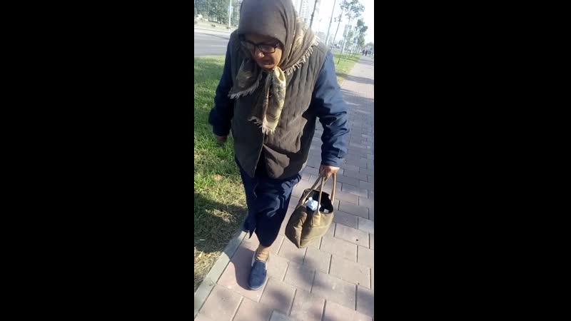 Ряженая в бабку молодая украинская цыганка попала, но умело показала свой спринтерский скилл