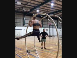 Тренироа в гимнастическом колесе