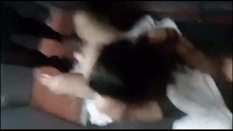 В тамбуре поезда, под какой то хуйней