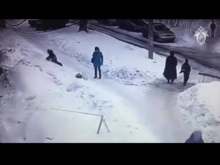 Глыба льда с крыши упала на ребенка