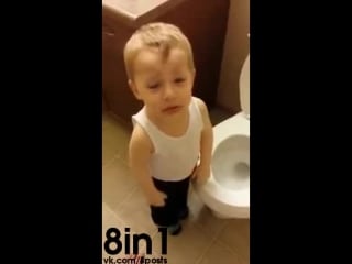 Мальчик хоронит рыбку в унитазе и плачет по ней / heartbreaking moment little boy gives his pet goldfish an emotional funeral ki