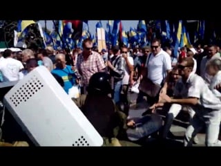 Митингующие молодые полицейского штурм верховной рады 31 08 2015