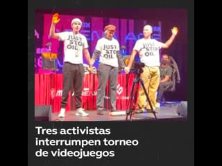 Ecoactivistas de just stop oil protestan en una convención de videjuegos en reino unido