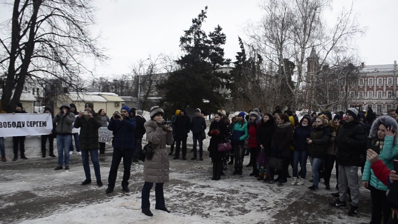 Толпа скандирует