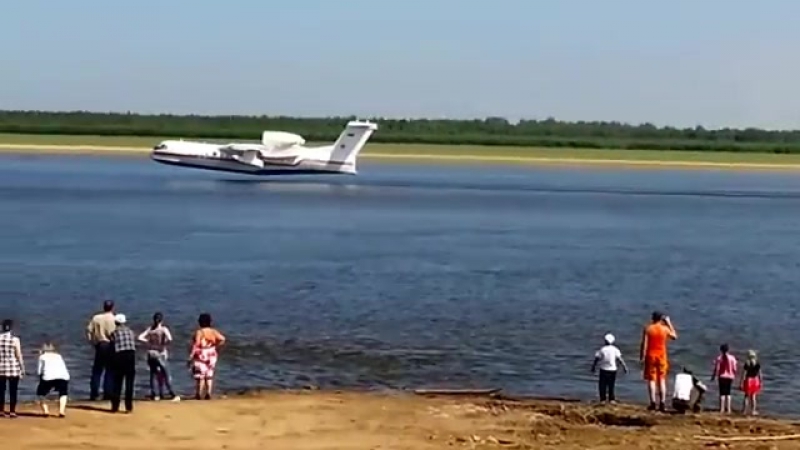 Два самолета бе 200 набирают воду на реке