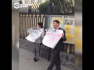 В бишкеке задержали активистов с плакатом “путин – агрессор, убийца”