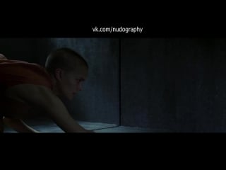 Грудь натали портман (natalie portman) в фильме "«v» значит вендетта" (v for vendetta, 2006, джеймс мактиг)