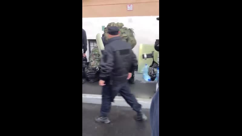 Питерский омон дома приехали откуда то, форма без шевронов, номера на машинах гражданские белые