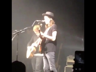 Another video of james bay and ed sheeran playing ''let it go'' tonight in cambridge