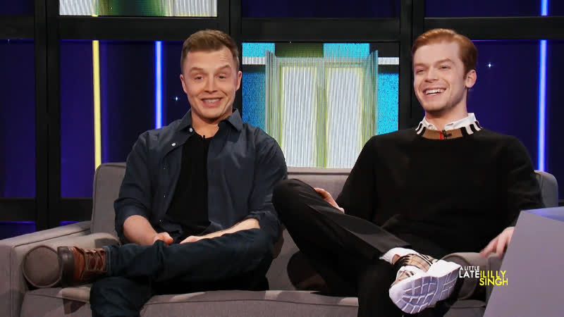 Русские субтитры|ноэль фишер и кэмерон монахэн в шоу "позновато с лили сингх» / 2020