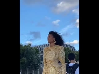 Balmain sur seine haute couture collection